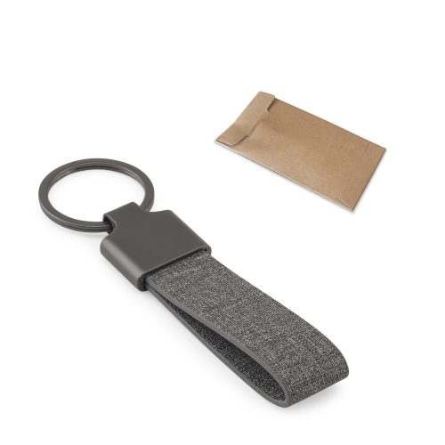 RAVEN. Rectangular-shaped keyring made of metal and recycled pet (30% recycled)
